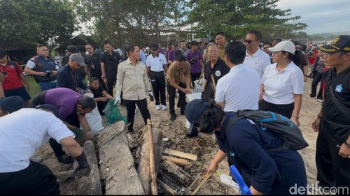 Menteri Lingkungan Hidup Hanif Faisol Nurofiq saat kunjungan kerjanya ke Pantai Jimbaran, Kamis (5/3/2026). (Fabiola Dianira).