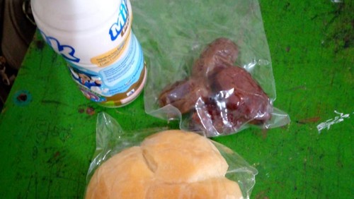 Menu MBG kering yang dikeluhkan warga di Desa Batu Layar, Lombok Barat, NTB. (Istimewa)