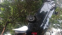 Mobil Nyemplung ke Kali Usai Hindari Motor dan Tabrak Pohon di Cengkareng
