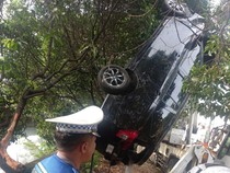 Mobil Nyemplung ke Kali Usai Hindari Motor dan Tabrak Pohon di Cengkareng