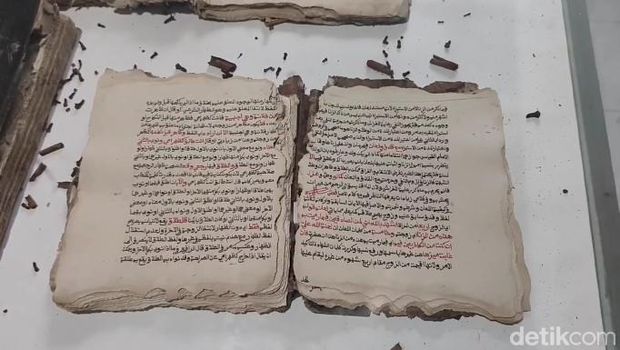 Nang Sadewo di antara manuskrip Al-Qur'an tulisan tangan dan beberapa buku milik