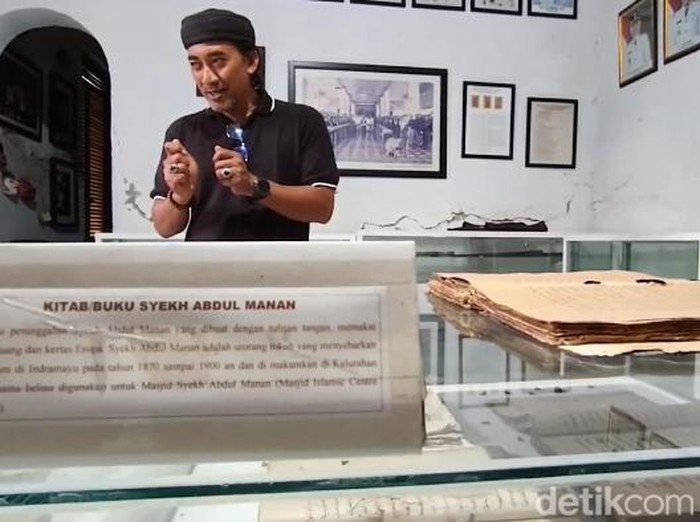 Nang Sadewo di antara manuskrip Al-Quran tulisan tangan dan beberapa buku milik