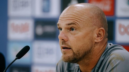 Pelatih Bali United, Johnny Jansen, saat konferensi pers, Kamis (5/3/2026). (Dok. Bali United)