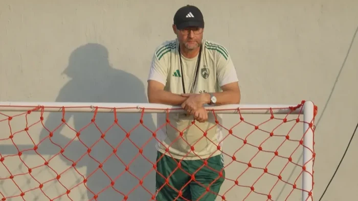 Pelatih PSM Makassar Tomas Trucha memimpin latihan di Stadion Kalegowa jelang lawan Malut United.