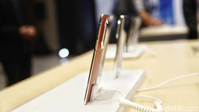 CEO Huiler Fan bersama Senior Manager Retail Edy Supartono meluncurkan smartphone lipat terbaru Huawei Mate X7 dalam acara peluncuran di Jakarta, Kamis (5/3/2026).Perangkat flagship dari Huawei tersebut resmi dipasarkan di Indonesia dengan harga Rp27.999.000 untuk varian RAM 16GB dan memori internal 512GB.