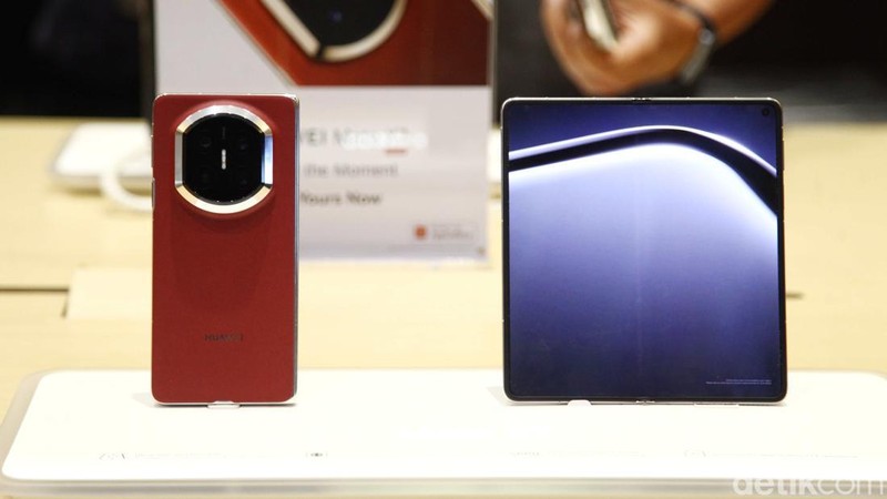 CEO Huiler Fan bersama Senior Manager Retail Edy Supartono meluncurkan smartphone lipat terbaru Huawei Mate X7 dalam acara peluncuran di Jakarta, Kamis (5/3/2026).Perangkat flagship dari Huawei tersebut resmi dipasarkan di Indonesia dengan harga Rp27.999.000 untuk varian RAM 16GB dan memori internal 512GB.