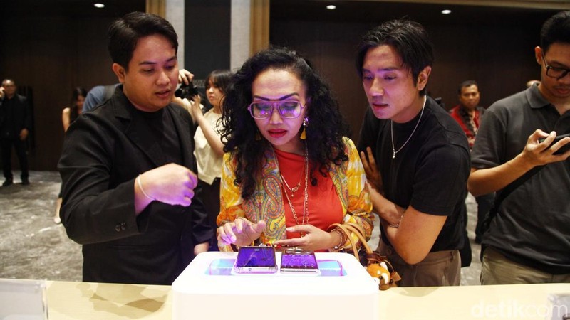 CEO Huiler Fan bersama Senior Manager Retail Edy Supartono meluncurkan smartphone lipat terbaru Huawei Mate X7 dalam acara peluncuran di Jakarta, Kamis (5/3/2026).Perangkat flagship dari Huawei tersebut resmi dipasarkan di Indonesia dengan harga Rp27.999.000 untuk varian RAM 16GB dan memori internal 512GB.