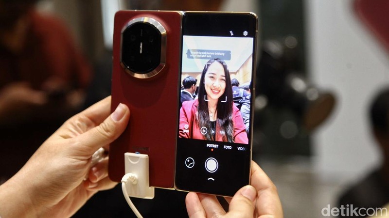 CEO Huiler Fan bersama Senior Manager Retail Edy Supartono meluncurkan smartphone lipat terbaru Huawei Mate X7 dalam acara peluncuran di Jakarta, Kamis (5/3/2026).Perangkat flagship dari Huawei tersebut resmi dipasarkan di Indonesia dengan harga Rp27.999.000 untuk varian RAM 16GB dan memori internal 512GB.