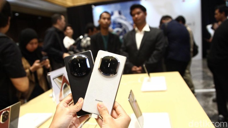 CEO Huiler Fan bersama Senior Manager Retail Edy Supartono meluncurkan smartphone lipat terbaru Huawei Mate X7 dalam acara peluncuran di Jakarta, Kamis (5/3/2026).Perangkat flagship dari Huawei tersebut resmi dipasarkan di Indonesia dengan harga Rp27.999.000 untuk varian RAM 16GB dan memori internal 512GB.