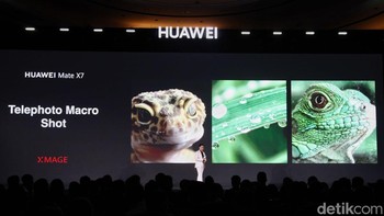 CEO Huiler Fan bersama Senior Manager Retail Edy Supartono meluncurkan smartphone lipat terbaru Huawei Mate X7 dalam acara peluncuran di Jakarta, Kamis (5/3/2026).