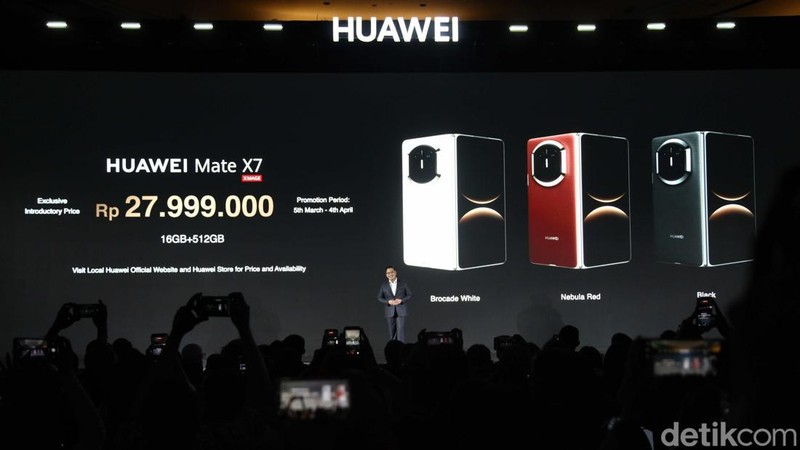 CEO Huiler Fan bersama Senior Manager Retail Edy Supartono meluncurkan smartphone lipat terbaru Huawei Mate X7 dalam acara peluncuran di Jakarta, Kamis (5/3/2026).Perangkat flagship dari Huawei tersebut resmi dipasarkan di Indonesia dengan harga Rp27.999.000 untuk varian RAM 16GB dan memori internal 512GB.