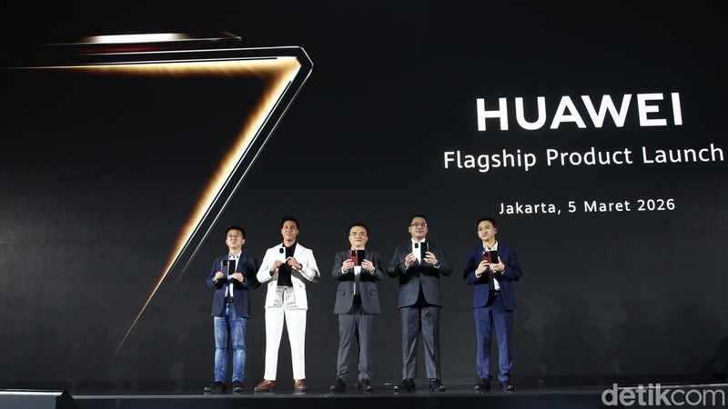 CEO Huiler Fan bersama Senior Manager Retail Edy Supartono meluncurkan smartphone lipat terbaru Huawei Mate X7 dalam acara peluncuran di Jakarta, Kamis (5/3/2026).Perangkat flagship dari Huawei tersebut resmi dipasarkan di Indonesia dengan harga Rp27.999.000 untuk varian RAM 16GB dan memori internal 512GB.