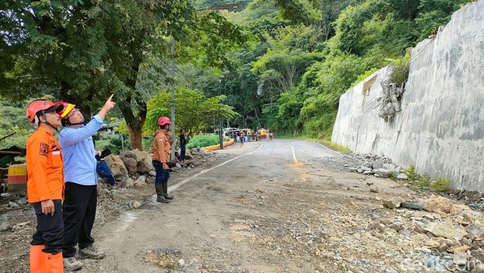 Pembersihan longsoran batu raksasa di Trenggalek tuntas dilakukan