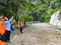 Batu Raksasa yang Tutup Jalur Trenggalek-Ponorogo Berhasil Dibersihkan