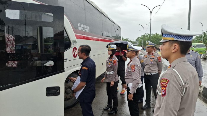 Pemeriksaan bus di Terminal Pakupatan. (dok. ist)
