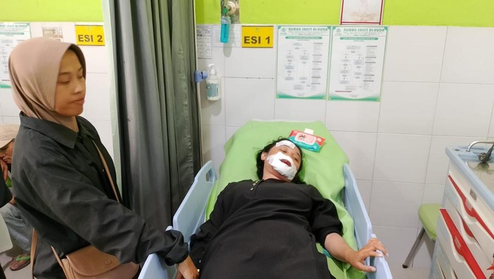 Pemotor tertimpa pohon tumbang Desa Genteng Wetan, Kecamatan Genteng, Banyuwangi