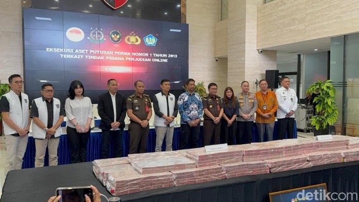 Penampakan tumpukan uang Rp 58 miliar kasus judol yang disita Bareskrim (Rumondang Naibaho/detikcom)