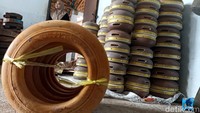 Tumpukan rebana berbagai ukuran ditata rapi. Sementara rebana setengah jadi berada di ruangan lainnya hingga proses produksi selesai.
