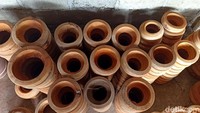 detikJatim mendatangi salah satu tempat produksi rebana di Kelurahan Ngadirejo, Kecamatan Kepanjenkidul Kota Blitar. Rumah produksi itu tampak sepi. Hampir tidak ada aktivitas produksi yang dilakukan.