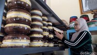 Menurutnya, permintaan rebana mengalami penurunan sejak tiga tahun terakhir. Hal itu disebabkan oleh daya beli masyarakat yang menurun.