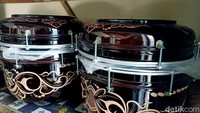 Gito salah satu perajin mengakui produksi rebana hanya dilakukan saat ada pesanan saja. Seperti dari Pondok Pesantren maupun dari sales untuk memenuhi persediaan toko.