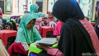 Anak-anak membaca Iqra saat mengikuti Pesantren Kilat Ramadhan di Masjid Jami Zainuddin MZ, Jakarta, kemarin.