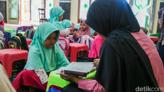 Anak-anak membaca Iqra saat mengikuti Pesantren Kilat Ramadhan di Masjid Jami' Zainuddin MZ, Jakarta, Kamis (5/3/2026). Pesantren kilat tersebut dilaksanakan sebagai kegiatan mengisi waktu bagi anak-anak pada bulan suci Ramadhan dengan memperdalam ilmu agama.