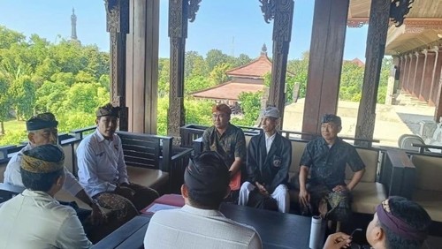 Persadha Nusantara Bali menyampaikan pandangan dan kritik terkait kepengurusan Pasikian Pecalang Bali ke DPRD Bali yang diterima oleh Wakil Ketua III DPRD Bali I Komang Nova Sewi Putra.