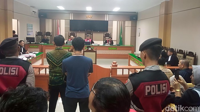 Persidangan kasus pembunuhan satu keluarga di Paoman Indramayu.