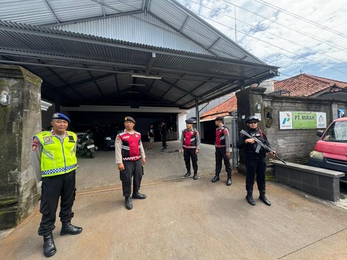 Personel gabungan dari Polda Bali mengecek ketersediaan elpiji jelang Hari Raya