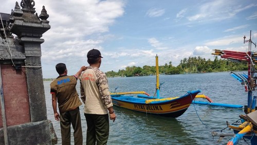 Petugas melakukan pendataan nelayan yang perahunya terbalik saat diterjang cuaca ekstrem di perairan Pantai Air Kuning, Desa Air Kuning, Jembrana, Kamis (5/3/2026). (Dok. BPBD Jembrana)