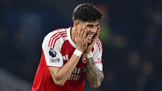 Hincapie Tenggak Botol Gambar Arsenal di Pesta Juara, Sindir Man City?