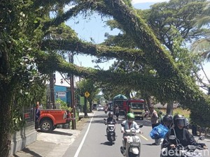 Bale Saka Enam di Karangasem Roboh, Badung Diterjang Angin