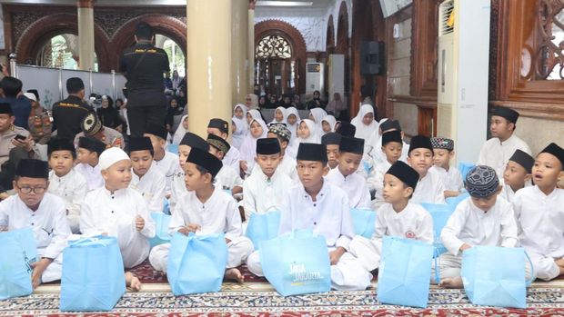 Polda Metro Jaya menggelar peringatan Nuzulul Qur'an 1447 H dengan menghadirkan Ustaz Adi Hidayat, di Masjid Al Kautsar, Kamis (5/3/2026).