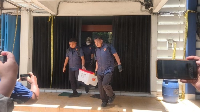 Polisi bawa satu boks barang bukti dari Kantor Koperasi BLN Salatiga, Kamis (5/3/2026).