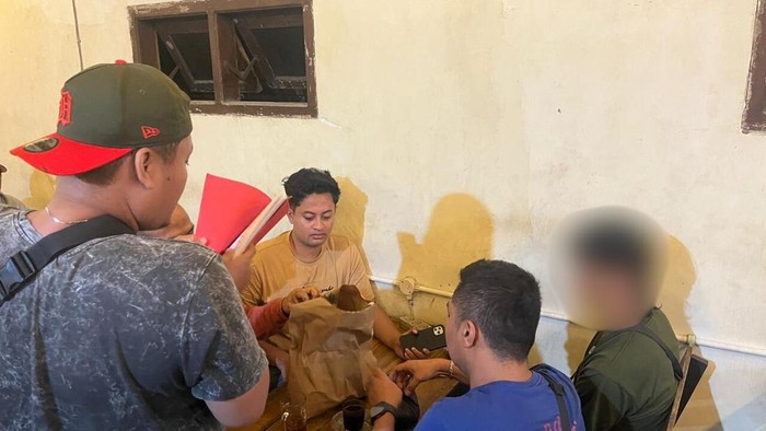 Polisi mengamankan pelaku penjual bahan peledak di warkop Gresik