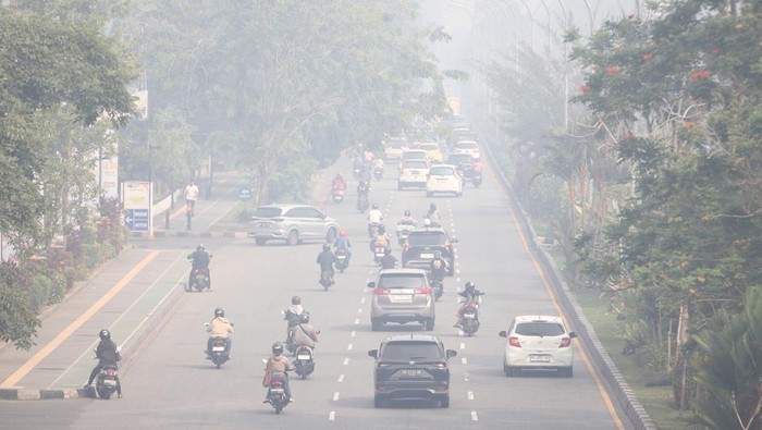 Sejumlah pengendara motor melintasi jalan yang diselimuti kabut asap di Pontianak, Kalimantan Barat, Kamis (5/3/2026). Berdasarkan pantauan BMKG Kalbar menggunakan sensor VIIRS dan MODIS pada satelit polar per 4 Maret 2026, terdeteksi 206 titik panas akibat kebakaran hutan dan lahan di sejumlah kabupaten di Kalimantan Barat, yaitu antara lain Mempawah, Ketapang, Bengkayang, Sambas, Kubu Raya, serta Pontianak. ANTARA FOTO/Jessica Wuysang/foc.