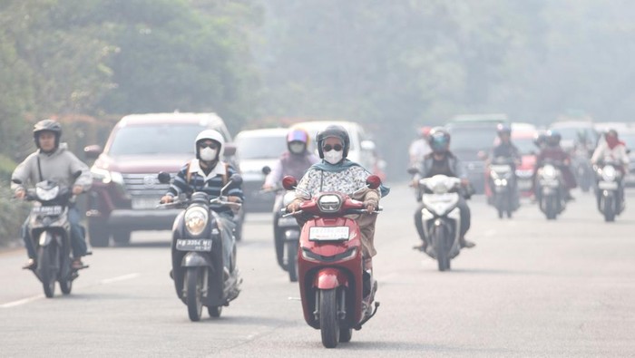 Sejumlah pengendara motor melintasi jalan yang diselimuti kabut asap di Pontianak, Kalimantan Barat, Kamis (5/3/2026). Berdasarkan pantauan BMKG Kalbar menggunakan sensor VIIRS dan MODIS pada satelit polar per 4 Maret 2026, terdeteksi 206 titik panas akibat kebakaran hutan dan lahan di sejumlah kabupaten di Kalimantan Barat, yaitu antara lain Mempawah, Ketapang, Bengkayang, Sambas, Kubu Raya, serta Pontianak. ANTARA FOTO/Jessica Wuysang/foc.