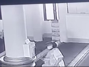 Pria di Mamuju Terekam CCTV Curi Kotak Amal di 2 Masjid, Polisi Buru Pelaku