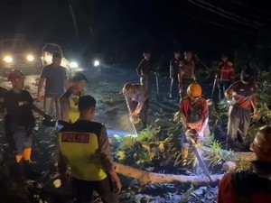 Mencekamnya Hujan Angin di Batang, 3 Orang Tewas-Pantura Sempat Lumpuh
