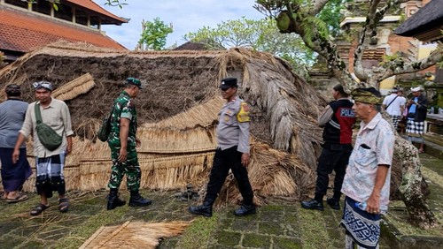 Puing-puing bale gong Pura Desa Lan Puseh Banjar Nyuh Kuning sedang dibersihkan pasca roboh, Kamis (5/3/2026). (Dok Polres Gianyar).