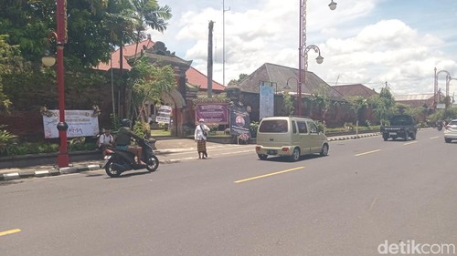 Suasana pintu masuk sisi selatan di Puri Agung Gianyar, Kamis (5/3/2026). (Aryo Mahendro/detikBali).