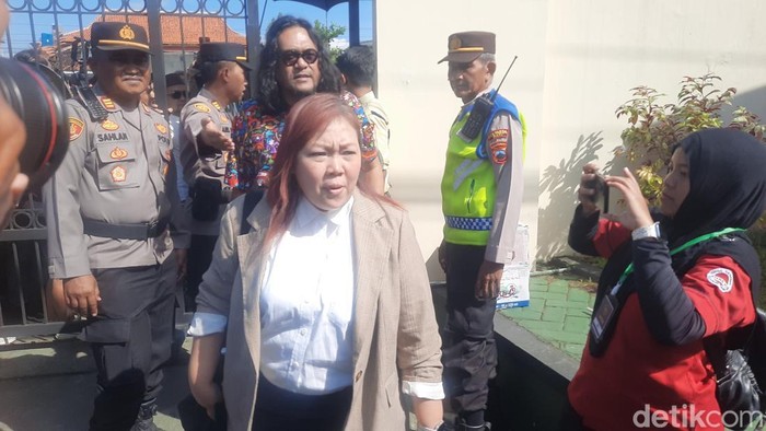 Ketua BEM UGM, Tiyo Ardianto, dan Inayah Wahid hadir di persidangan terdakwa pemblokiran jalan.
