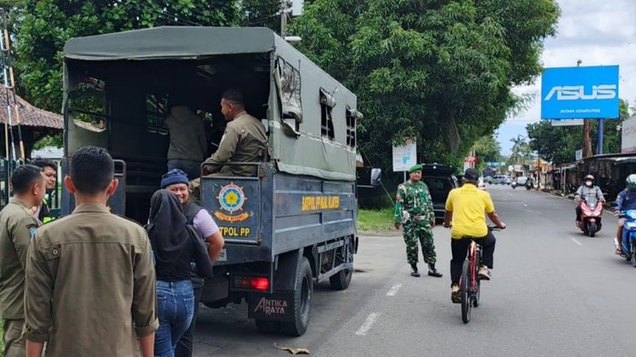 Tiga wanita pekerja seks komersial atau PSK terjaring razia penyakit masyarakat Satpol-PP Pemkab Klaten. 