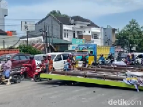 Reklame hingga Pohon Tumbang Diterjang Angin Kencang di Gowa