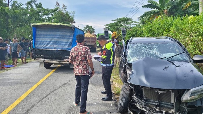 Rombongan Pemprov Sultra terlibat kecelakaan beruntun di Buton.