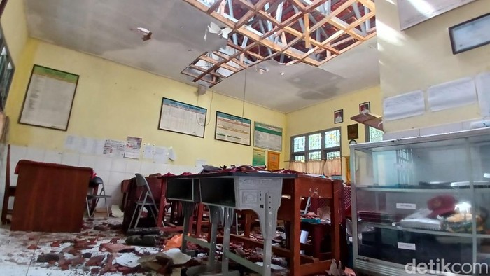 Ruang guru SD Negeri Margamulya, Kelurahan Ciakar, Kecamatan Cibeureum Kota Tasikmalaya rusak kaibat tertimpa pohon tumbang.