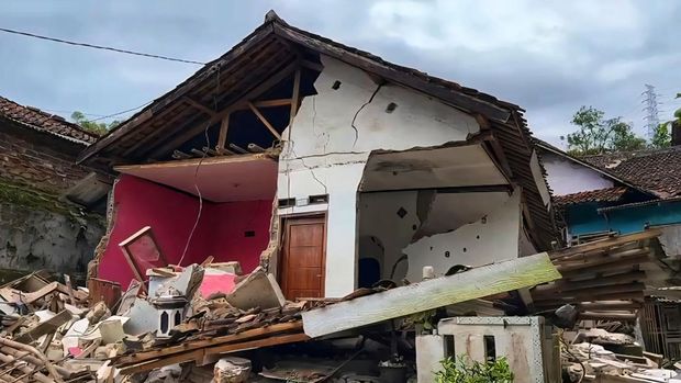 Rumah hingga pesantren hancur akibat bencana alam pergerakan tanah di Sukabumi