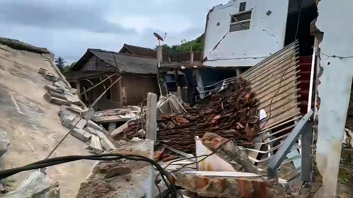 Rumah hingga pesantren hancur akibat bencana alam pergerakan tanah di Sukabumi