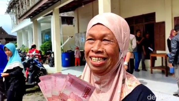 Salah satu warga Desa Wunut, Klaten, tersenyum semringah mendapat THR Rp 250 ribu. Salah satu warga Desa Wunut, Klaten, tersenyum semringah mendapat THR Rp 250 ribu, Kamis (5/3/2026).